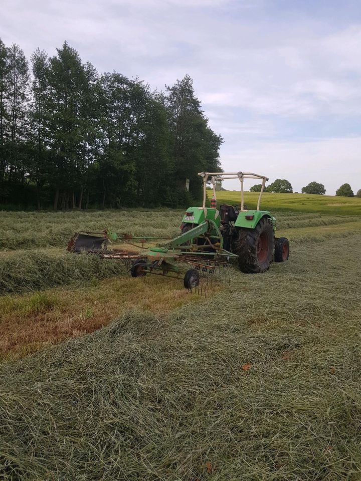 Grünlandpflege schleppen mulchen mähen kehren schwaden in Neversdorf