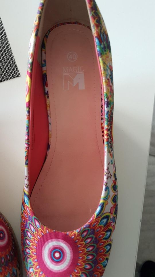 Schuhe Boho desigual? Gr40 Keil Absatzhinten 9cm vorn 1,5cm Magic in Cottbus