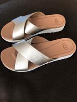 UGG Sandaletten/Pantoletten Gold Gr.36 ** NEU ** Düsseldorf - Gerresheim Vorschau