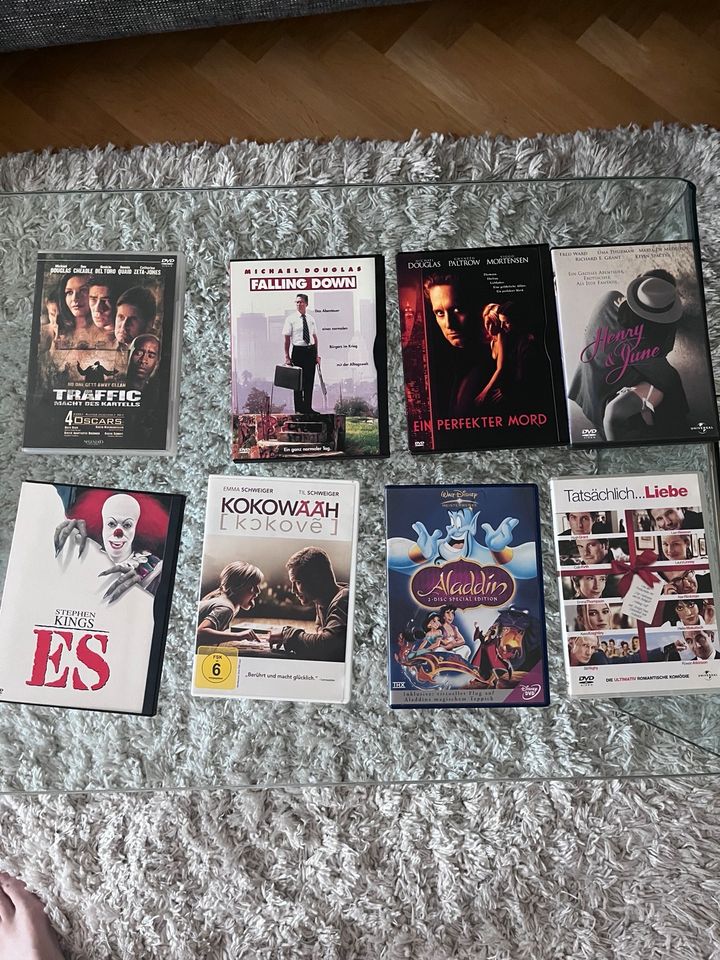 8 DVDs in sehr gutem Zustand in Düsseldorf