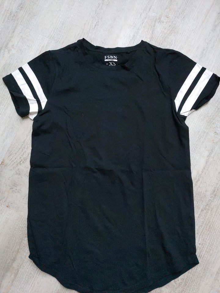 Schwarzes T-Shirt mit weißen Streifen Gr. XS New Yorker in  Schleswig-Holstein - Westerrönfeld | eBay Kleinanzeigen ist jetzt  Kleinanzeigen