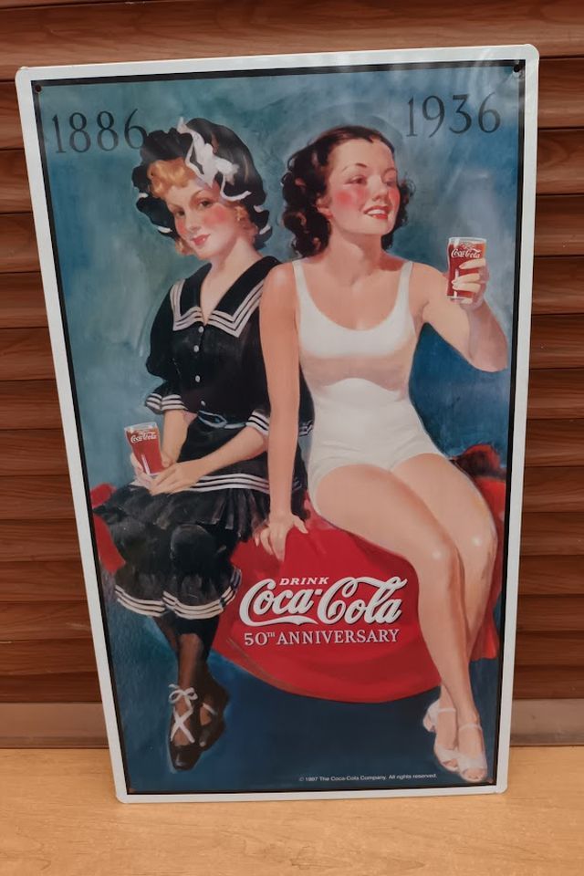 Coca-Cola- Metall-Werbeschild mit 2 Frauen zur Wandbefestigung in Quedlinburg