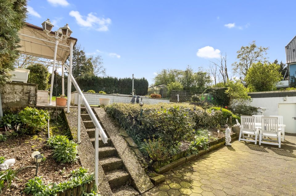 Charmante Altbauvilla mit Einliegerwohnung und idyllischem Garten in Kierspe