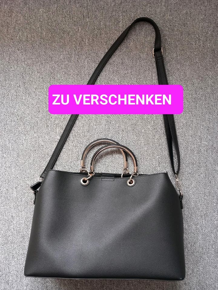 Schwarze Handtasche zu verschenken in Buttenheim