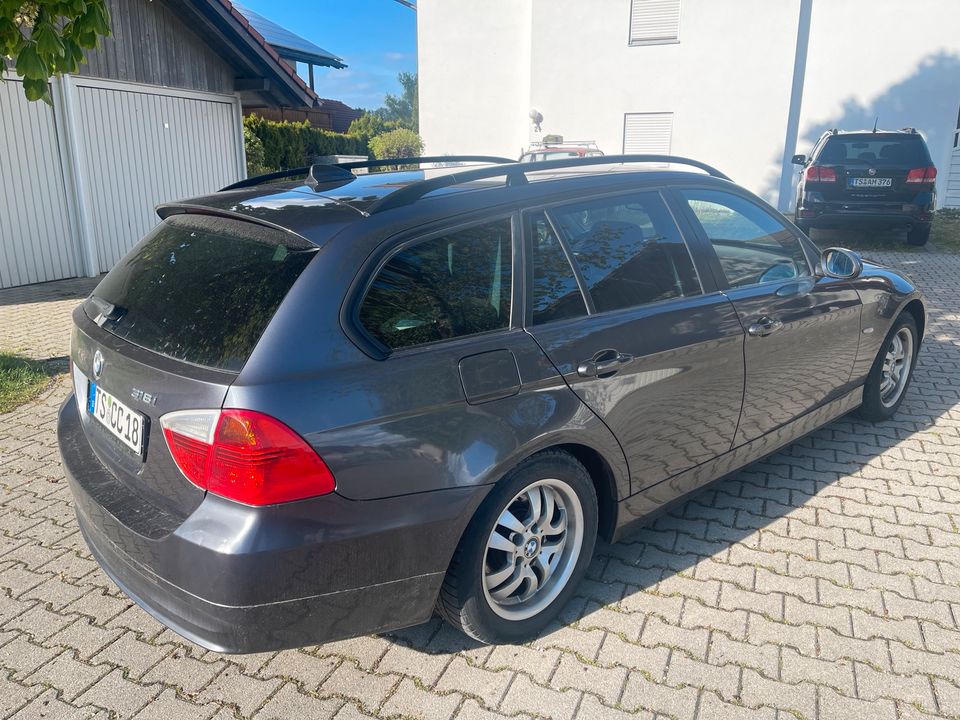 BMW 318i Kombi E91, Navi prof. AHK schwenkbar 17“ Sommer Tüv NEU in Tacherting