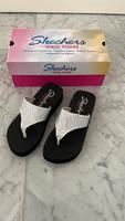 Damen Skechers Zehentrenner mit Strass Gr.36 Flip Flops Sandalen Nordrhein-Westfalen - Mettmann Vorschau