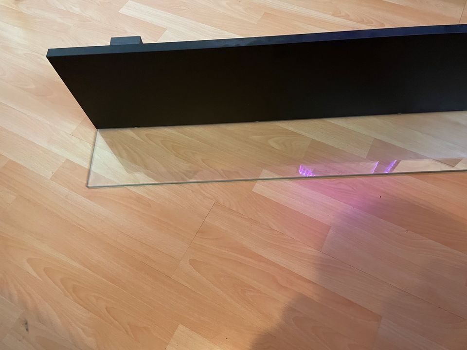 Schwarzes Wandboard mit Glasboden in Lindhorst