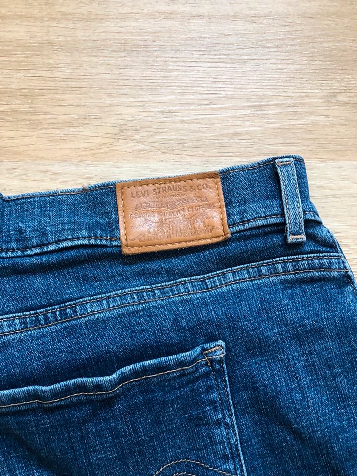 Levi’s Jeans Shorts dunkelblau/ 501 gekrempelte Shorts in Karlsruhe