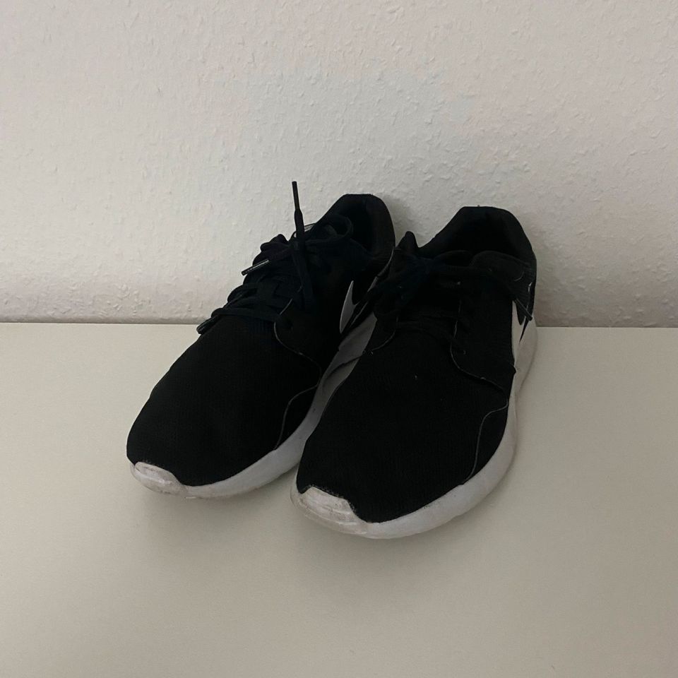 Nike Roshe Run US10 EUR 44 Black White Sport Training Schuhe in Hamburg