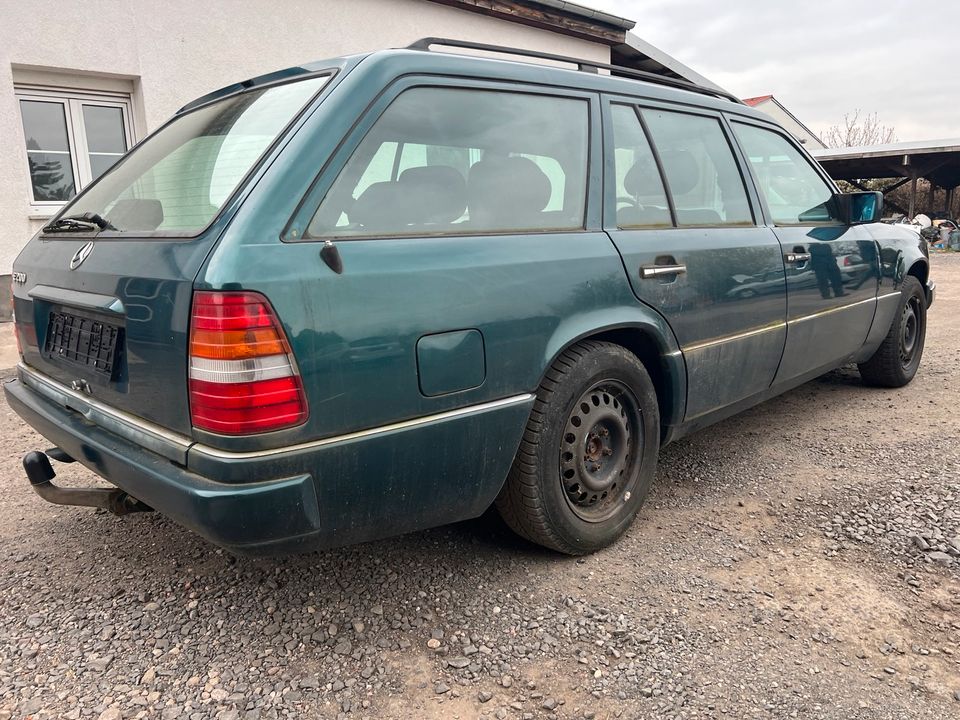 Mercedes Benz E200 T W 124 AHK Schiebedach in Gerstungen