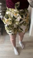 Bunte Damen Shorts mit Blumenmuster in Gr. 38 Frankfurt am Main - Ostend Vorschau