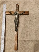 Jesus Crucifix Kreuz Wand mit Halterung aus Holz und Metallfigur Niedersachsen - Meppen Vorschau