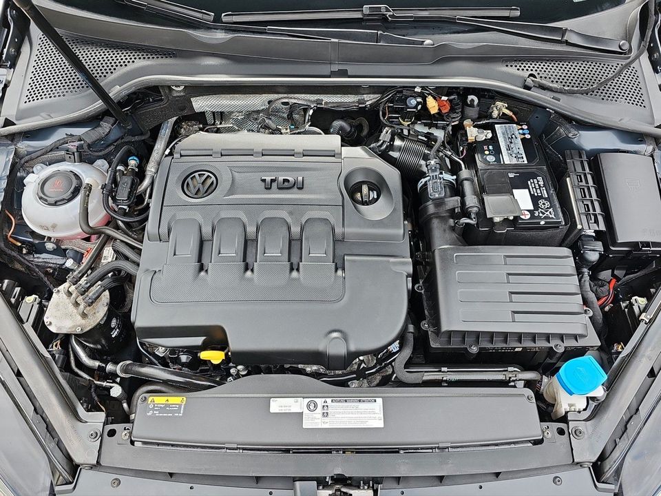 Volkswagen Golf VII 1.6 TDI Comfortline Variant+AHK in Braunschweig