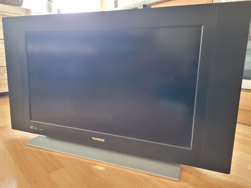 Thomson 32 Zoll LCD Fernseher mit Wandhalterung in Mülheim (Ruhr)