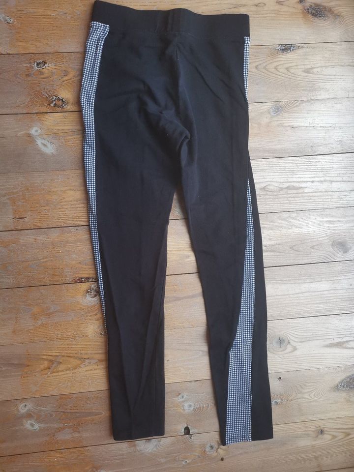 1 Mädchen Hose von H&M Größe 152 schwarz-weiß in Hohenwart