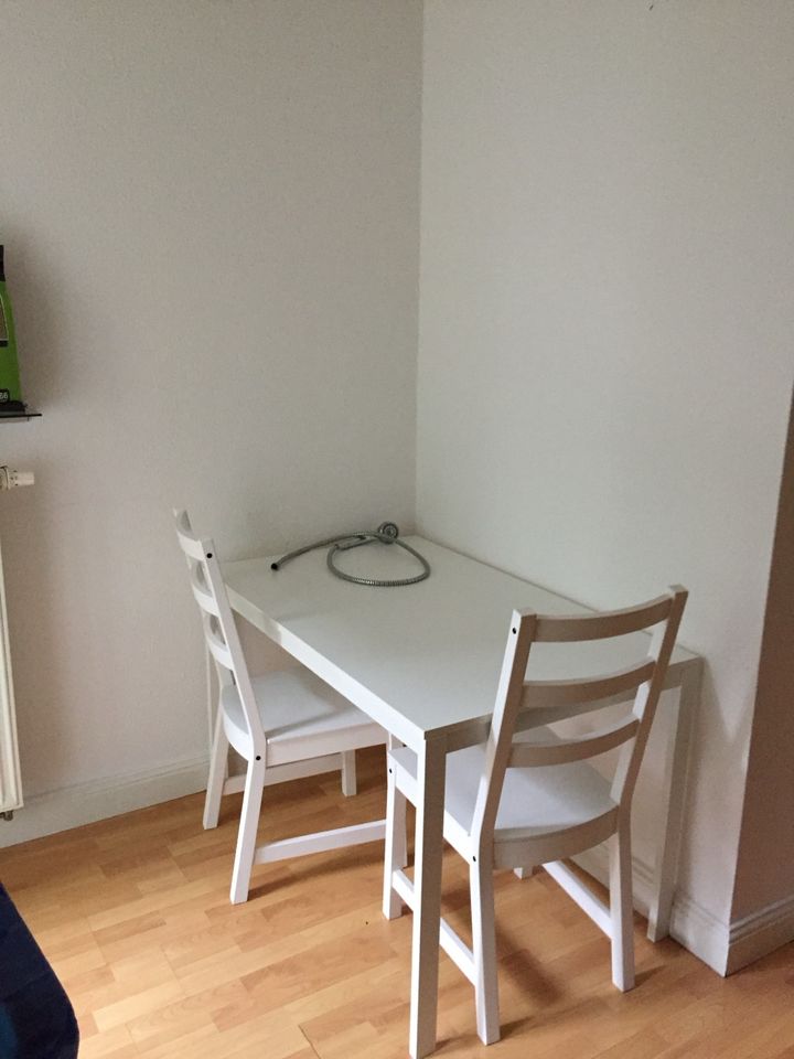 Weißer Esstisch mit zwei Stühlen Ikea in Dortmund