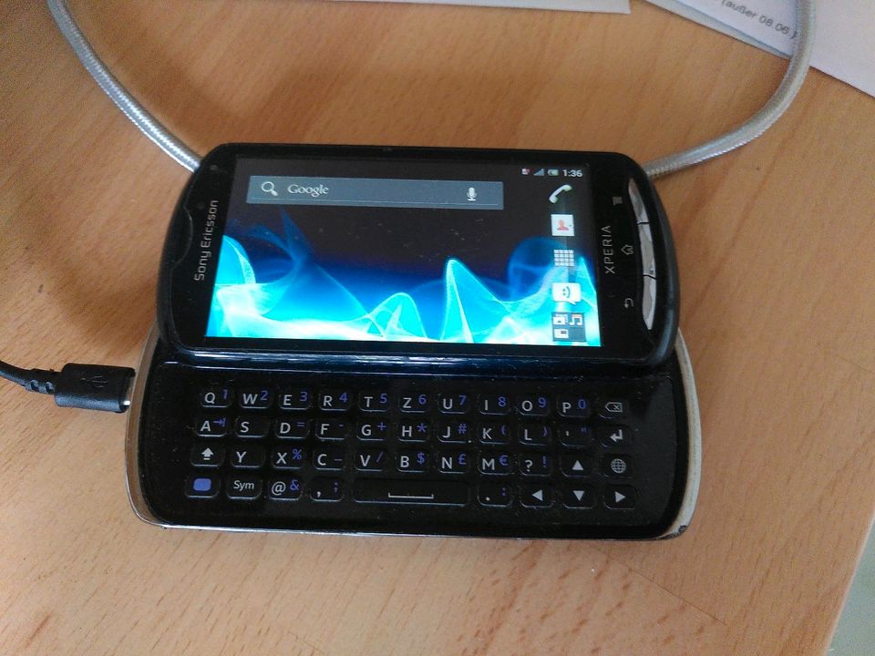 Sony Ericsson Xperia mit Tastatur in Gießen