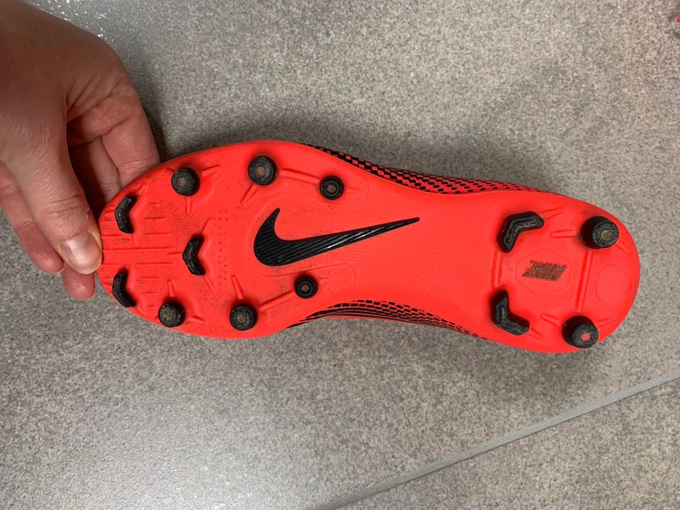 Fußballschuhe Nike Größe 35,5 in Wiesent