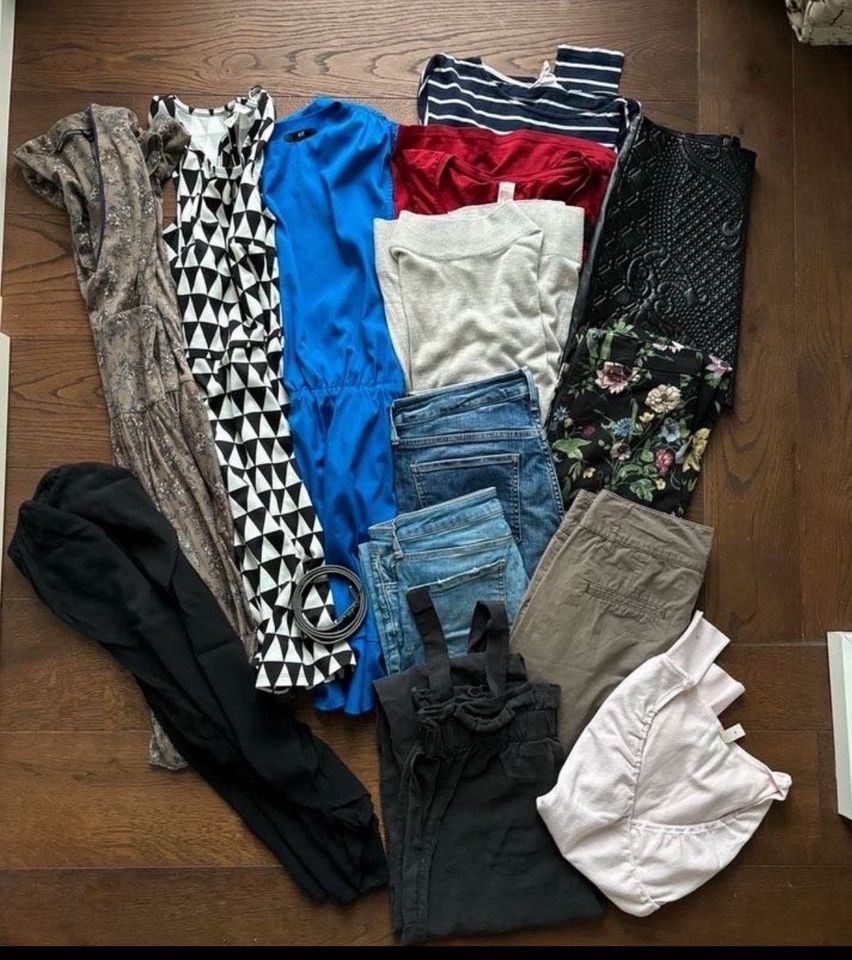 Kleiderpaket 20 Teile Hosen Kleider Oberteile Damen Gr.S in Gräfelfing