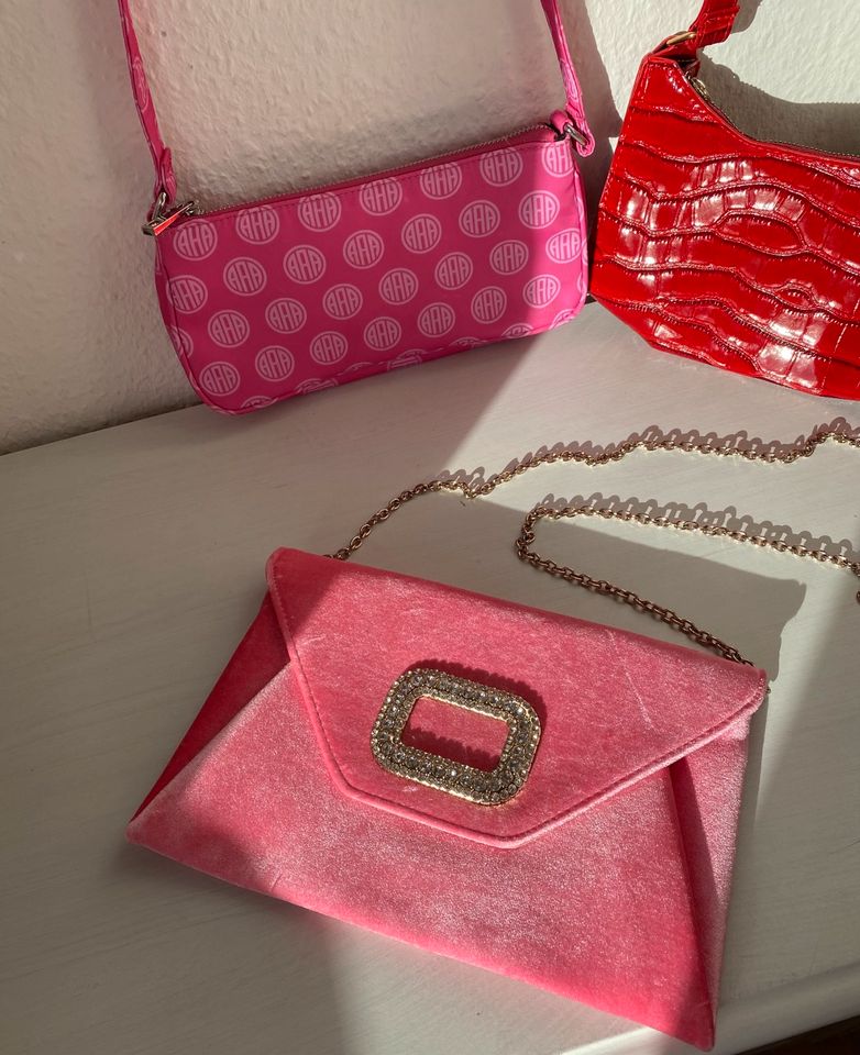 Damen Handtaschen klein Mini rot pink samt Neu GRATIS in Marbach am Neckar