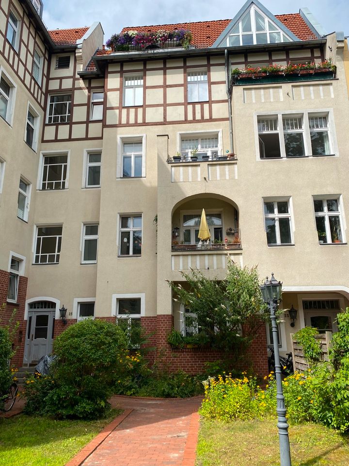 Wunderschöne Altbauwohnung mit Balkon & Grünblick in Steglitz in Berlin