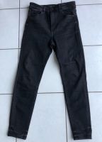 Neu** Schwarze Jeanshose Größe 38 Stradivarius stretch Rheinland-Pfalz - Nackenheim Vorschau