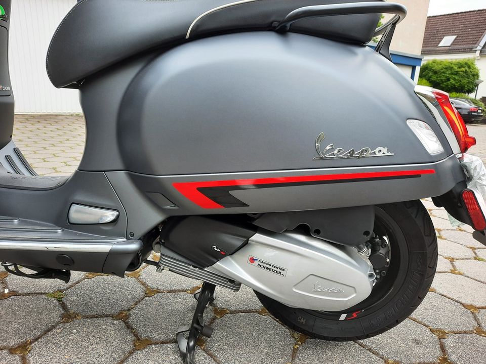 Vespa GTS 300 Super Sport HPE grigio matt 344 km wie neu! in Wiesbaden