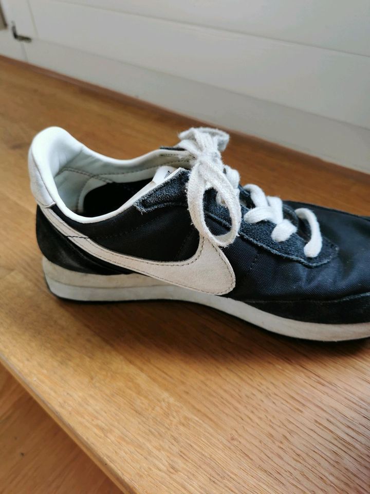 Nike Sneaker Kinder Größe 32 in schwarz in Berlin