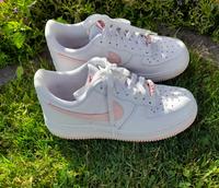 Nike Air Force 1 Valentine´s Day 2022 Gr.38 Bayern - Wolfertschwenden Vorschau