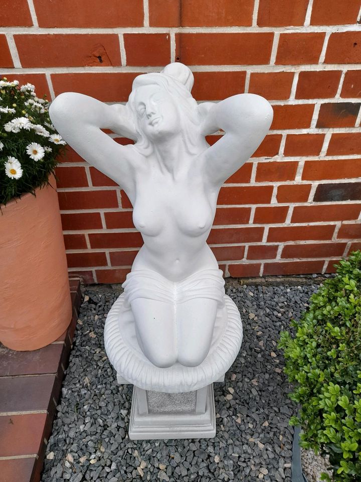 Gartenfigur Frau die auf Ihren Knien kniet Neue in Bleckede