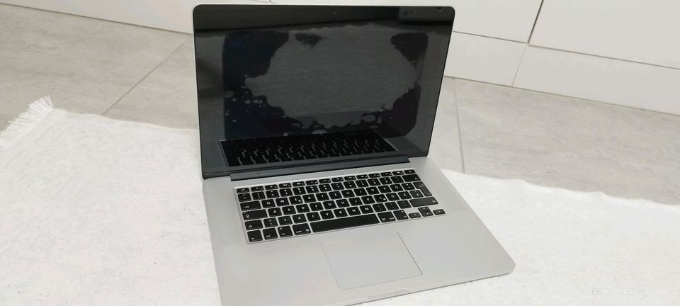 Apple Macbook Pro 15" Retina Display 2.2 GHz Intel Core i7 - 2015 in Hamburg