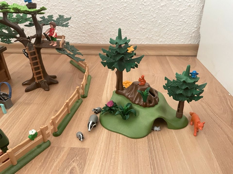 Playmobil Forsthaus 4207 + Wald und weiterem Zubehör in Wiesbaden