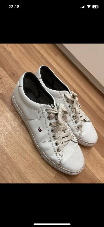 Original Tommy Hilfiger Sneaker Herren Größe 42 in Farbe Weiß in Potsdam