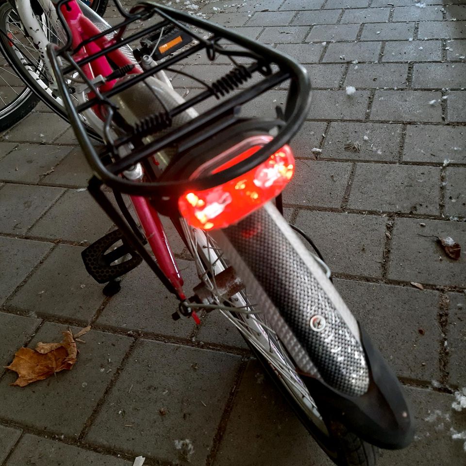 NEUWERTIGES MÄDCHEN FAHRRAD 20" in Essen