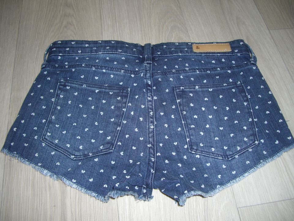 H&M Hot Pants Jeans Shorts Größe 34 blau mit Herzen neuwertig in Asendorf (Nordheide)