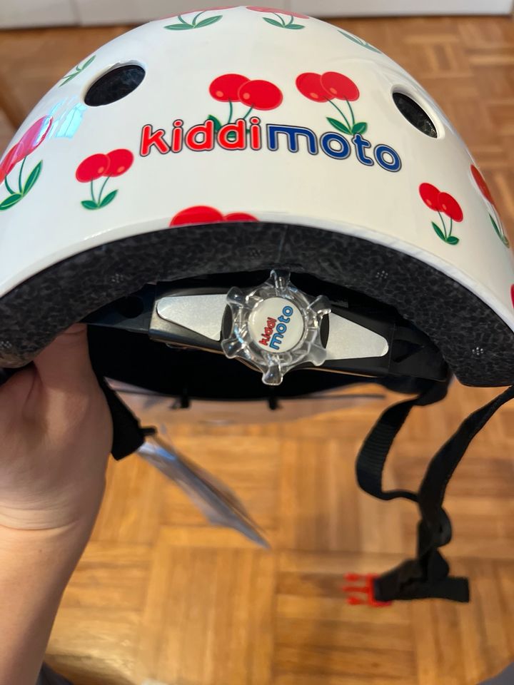 Der Helm von Kiddimoto mit Kirschen, 53-58 cm in Kissing