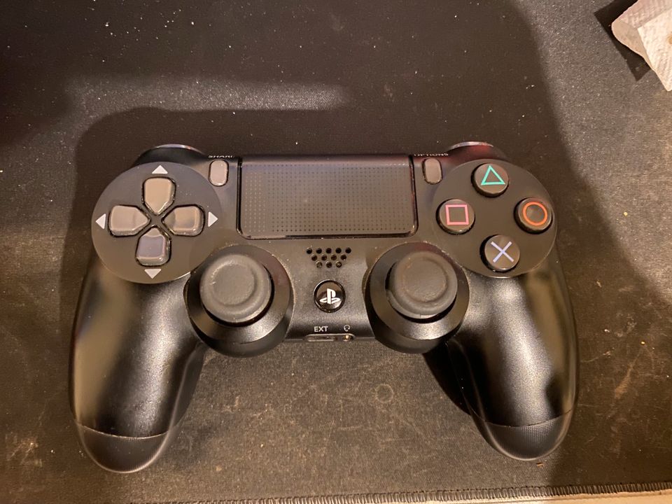 PlayStation 4 mit Controller in Lengerich