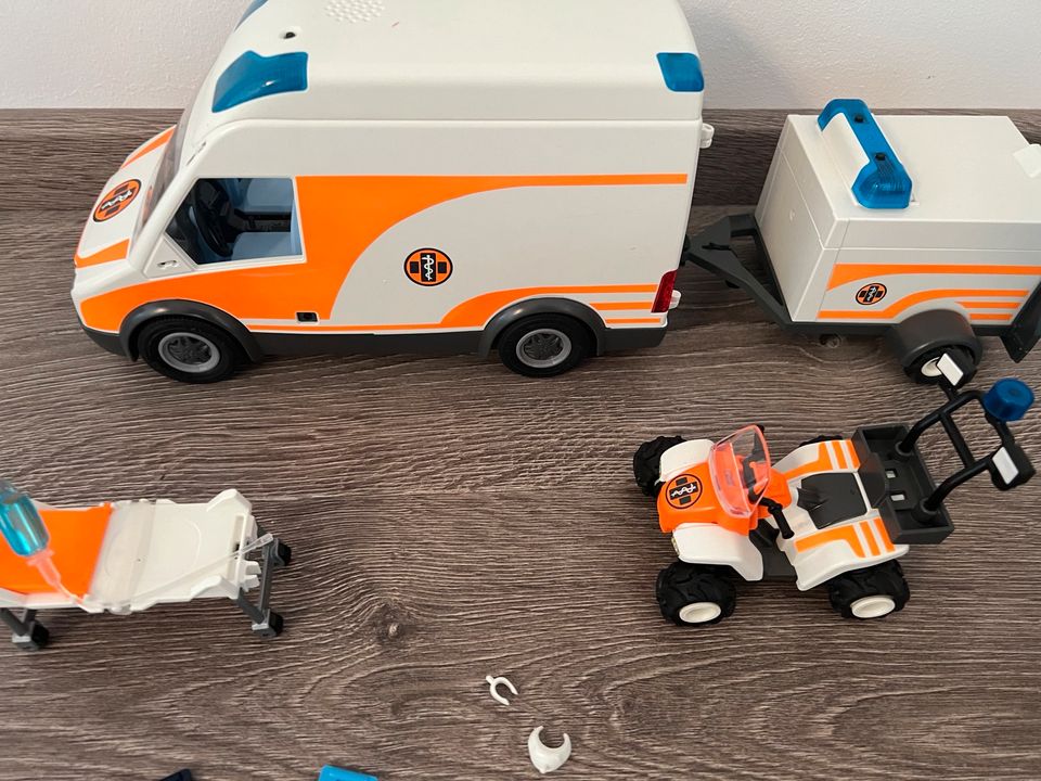 Playmobil City Life 70049 & 70053 Rettungswagen Krankenwagen Quad in Bad Urach