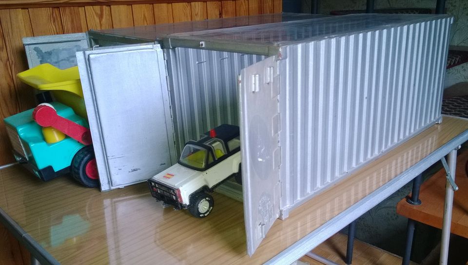 Zwei Container-Modelle (Blech) – ideal als Garage und zwei Autos. in Zahna-Elster