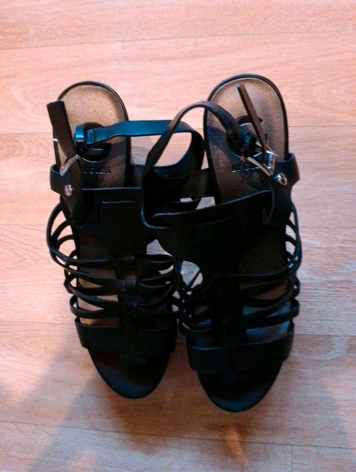 Biete nie getragene Guess Kork-Keilabsatz Sandale in Größe 41 in Dülmen