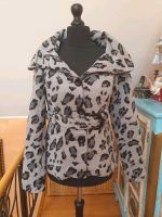 graue Langarm-Jacke mit Leoprint Rockabilly Mecklenburg-Vorpommern - Neubrandenburg Vorschau