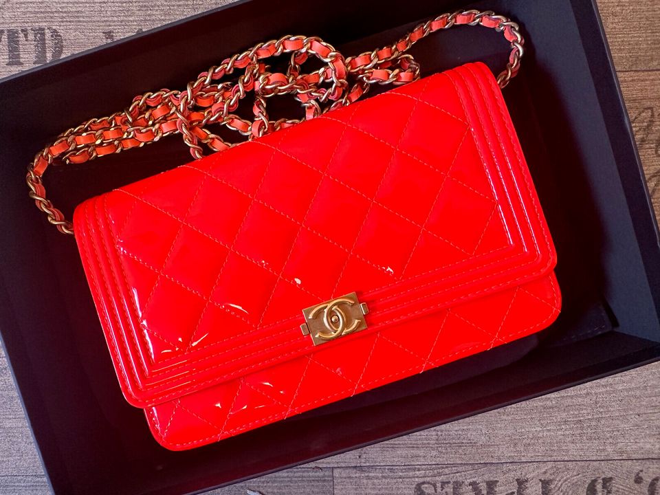 Chanel Rote Patent Boy Leder Geldbörse Tasche Damen Top Neuw DHL in Igel