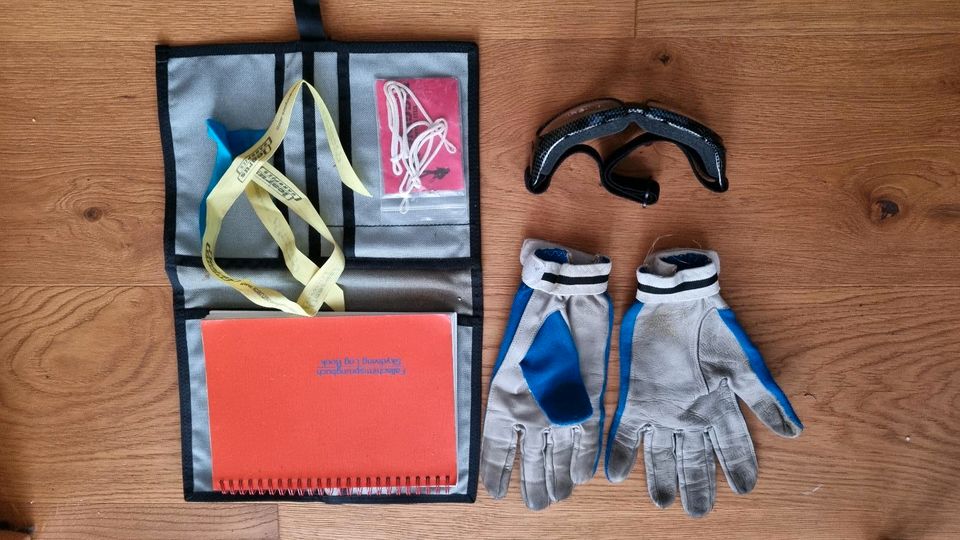 Fallschirmspringen Zubehör Handschuhe, Brille, Sprungbuchtasche in Kassel