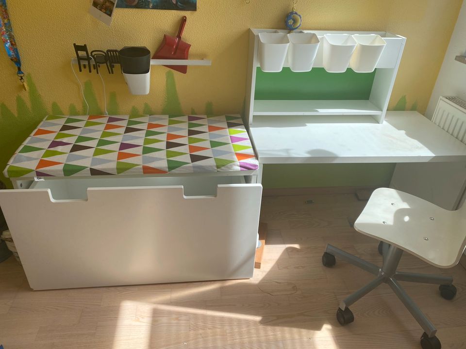 Schreibtisch mit Stuhl  von IKEA für Kinder von 3-6 in Reutlingen