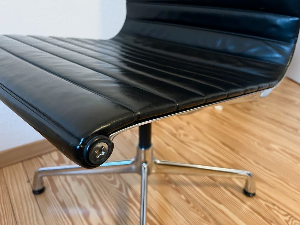 Vitra Eames Alu Chair EA 105 Leder schwarz in Ettlingen