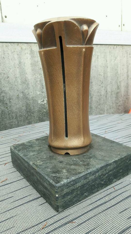 Vase Bronze auf Granitsockel in Illingen