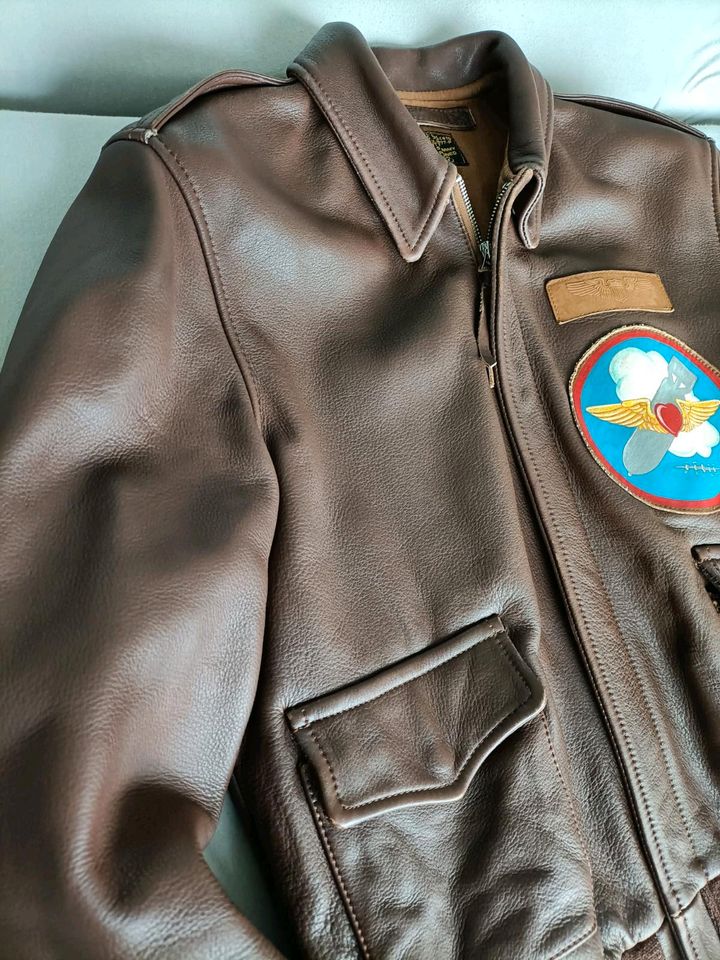 A-2 Fliegerjacke mit handbemaltem Lederpatch in Berlin