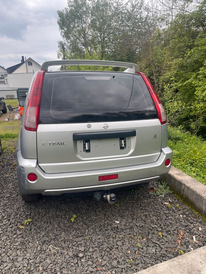 Schlachte Nissan X-Trail T30 2,5 Liter Benzin Schaltfest in Rüdesheim