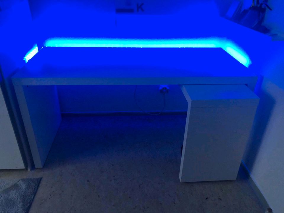 Schreibtisch mit selbst eingebauten LED-Licht in Haiger