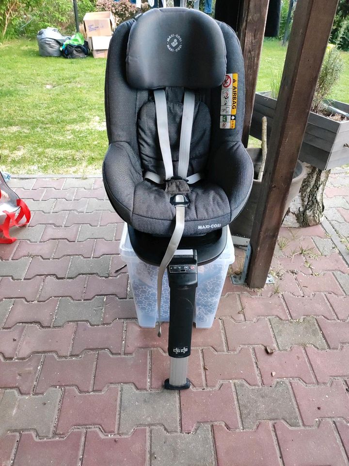 Maxicosy 2wayfix + Kindersitz Pearl gebraucht in Falkensee